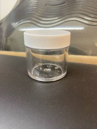 450 - 1 0z plastic salve jars 1