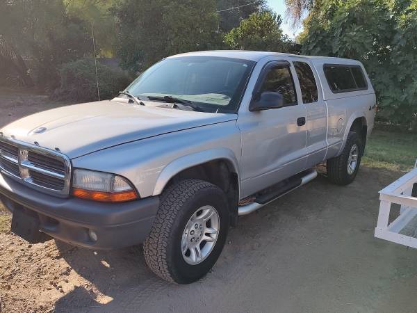 2004 Dodge Dakota 4wd  - 114,100 miles w/ camper shell - $7,900 (Phoenix)63469902711169122