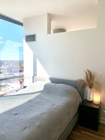 $2,500 / 1br - 2-3 months Sublet Old Town/Lincoln Park (Old Town/Lincoln Park)63898857264898123