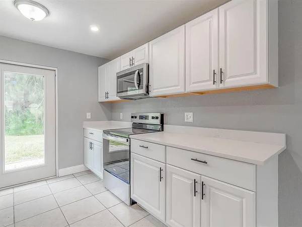 $2400.00 / 3br - 1250ft2 - Stylish 3 Bed, 2 Bath Unit in Stuart, FL - Available 8/28 - $240063799909501955123