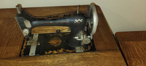Mesa de biblioteca antigua con máquina de coser - $300 (Lakeside)63471472960259123