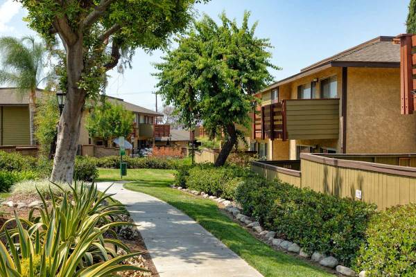 $2,750 / 2br - 1156ft2 - Dishwasher, 24-Hour On Call Emergency Maintenance, Spacious Closets (450 West Foothill Blvd, Pomona, CA)64028081383169122