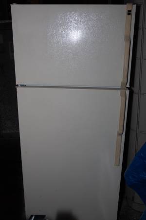 HOTPOINT 16.6 Cu. Ft. Fridge w/ Top Freezer 1