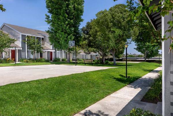 $3,445 / 3br - 1037ft2 - 24-Hour On Call Emergency Maintenance, Amazon HUB Parcel Locker, 3bd (11622 Carmenita Rd, Whittier, CA)63840114710017120