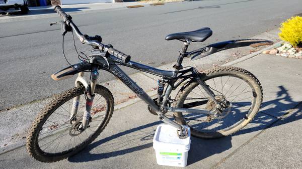 Trek Fuel EX-8 Mountain Bike 1