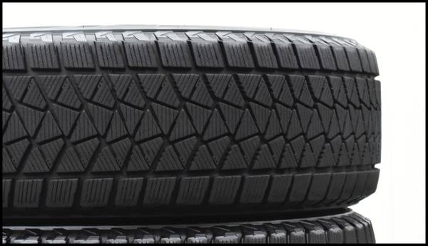 (4) Neumáticos invierno Bridgestone Blizzak DM-V2 de 17" - 225/65R17 - $480 (Norwood)63437830410499124
