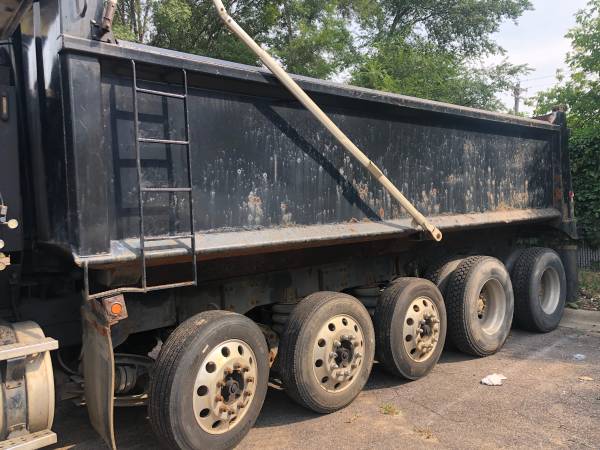 DUMP TRUCK 2007 STERLING QUINT - $40,000 (Robbinsdale)63481372921603122