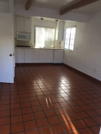 $1,850 / 1br - Large Downstairs Corner Unit - 1b/1b w/Parking (Old Town)63933114754434121