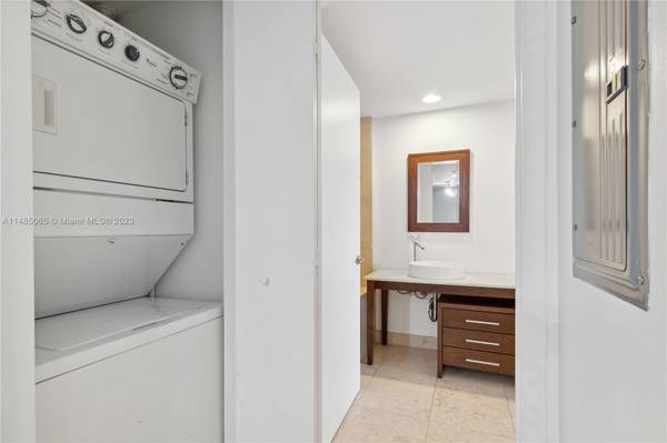 $3,400 / 1br - 816ft2 - Icon Brickell Large 1 Bedroom Unit with River Views (Brickell)64051003023361122