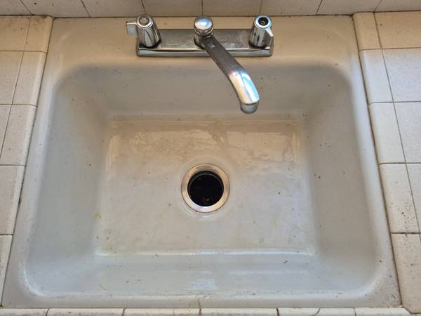 23x20 Single compartment cast iron sink 1