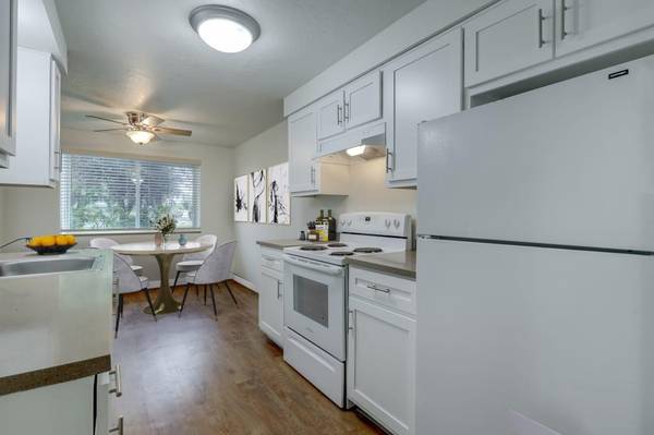 $1,735 / 2br - 865ft2 - Pet-Friendly 2 bed 1 bath with Gorgeous Balconies (Beautifully maintained property in the heart of McMinnv)64038884720771122