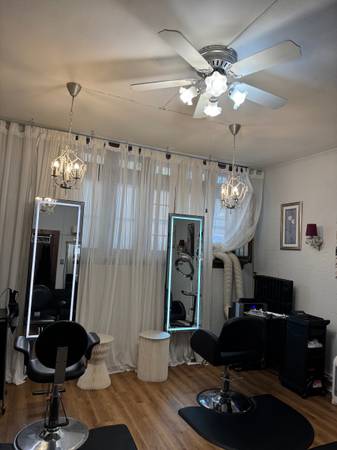 $600 / 200ft2 - Salon Suite / Chair for Rent - Perfect for Stylist (Lincoln Park)63898731709698121