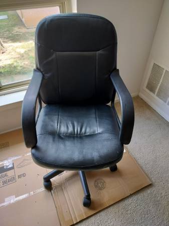 Computer desk chair $40 no email replies - $40 (NORTHEAST Phila)63471098401155120