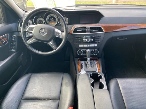 2012 Mercedes C300 4MATIC tracción en las cuatro ruedas, cuero, techo solar, buen auto, ¡guau! - $8.899 (Tulsa-Kirkpatrick Auto Sales)63469607101059124