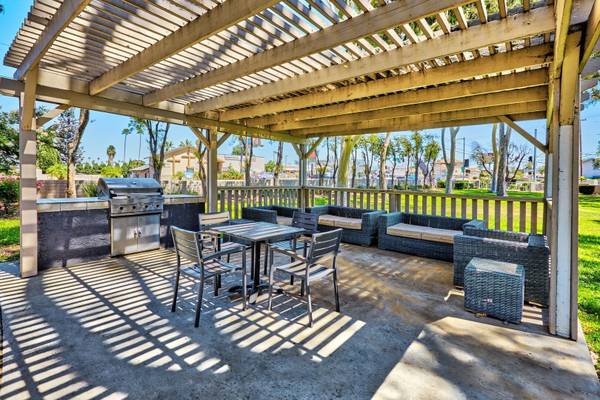 $2,414 / 2br - 850ft2 - Instalaciones de lavandería, entrada electrónica con puerta, aire acondicionado y calefacción central (1415 N. San Gabriel Blvd, Rosemead, CA)63869889399297122