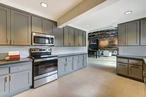 $2,594 / 1br - 727ft2 - Energy-Efficient Appliances, Clubhouse, Electronic Thermostat63800254000771121