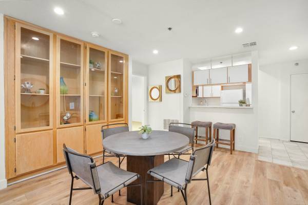 $3,650 / 2br - Westwood 2BR 2BA w/ Central Air, Balcony, Pool, Parking! Westwood! (Westwood 90024/UCLA, Brentwood, West LA, Beverly Hills)63869889838721121