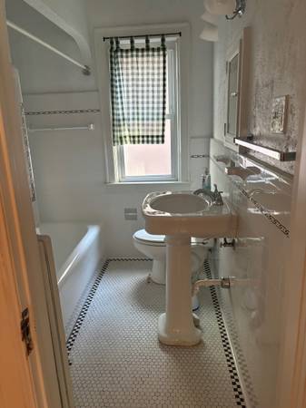 $994 / 1br - 664ft2 - Totally updated upper (2nd) level Condo located in Madison Heights. (Madison Heights)63926726399107121