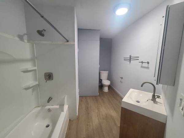 $750 --All Utilities & WiFi included - student and early career atmosphere (SE Portland)63914855905282123