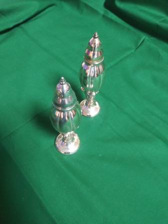 VINTAGE ONEIDA SILVER PLATE SALT & PEPPER SHAKERS 1