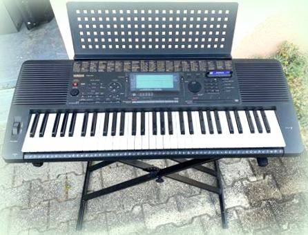 Yamaha PSR 520  61-key digital keyboard  and arranger. 1