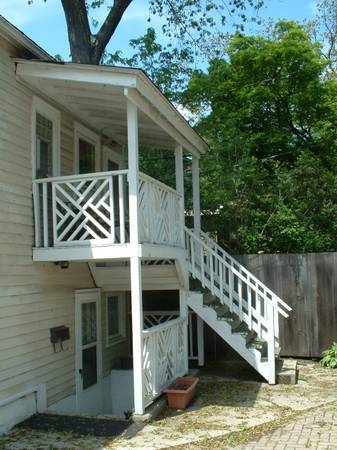 $1,420 / 1br - 700ft2 - Coach House 700 sf Gdn Apt Avail November 1 The Date is Flexible. (1121 Oak Avenue, Evanston IL 60202)63898602214914122