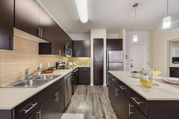 $2,075 / 2br - 1025ft2 - Lots of room to call your own! Spacious 2 bed! Beautiful neighborhood! (Phoenix)64024997141635124