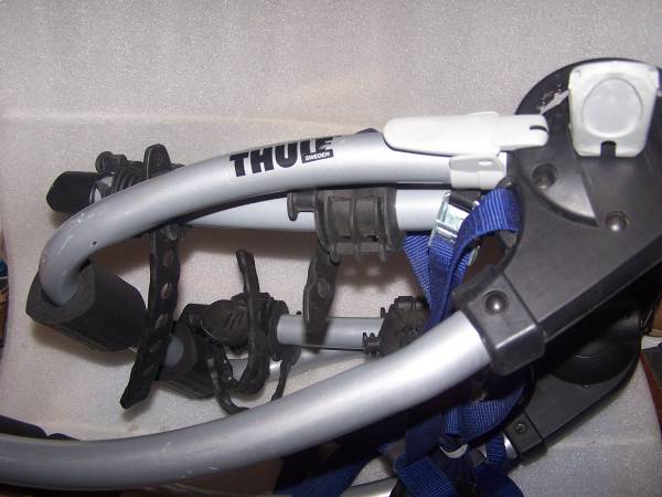 Portabicicletas Thule 2 para sedanes, station wagons y hatchbacks - $79 (Boston)63439123264003121