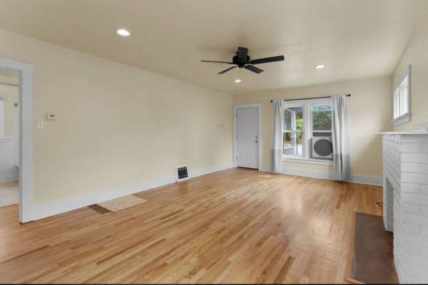 $1,450 / 2br - 952ft2 - Super cute 2 bed 1 bath w/basement (Colorado Springs)63686832515585122