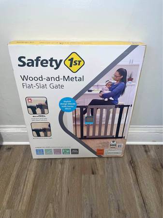 Safety 1st Wood-and-Metal Flat Slat Gate, Grey 1