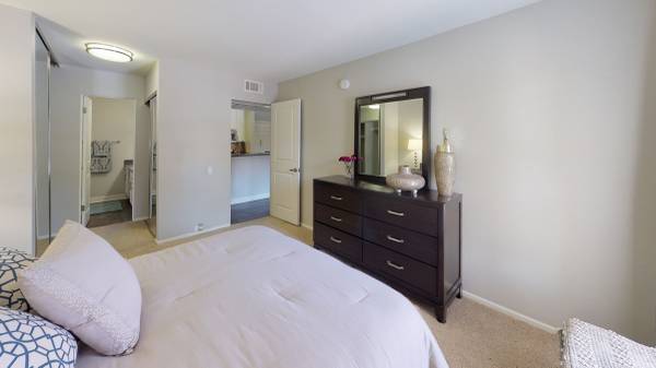 Beautiful 2bd/2ba with a Timeless Courtyard View + Amazing Amenities! 1