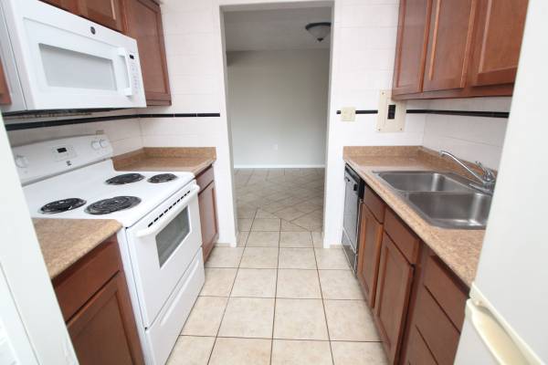 $929 / 1br - Large & Sunny! 1BR in Bellevue - Block from Bus, Mins to Town! (Bellevue)63664544059393124