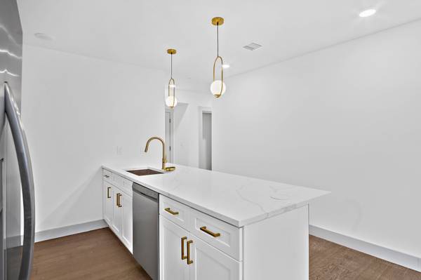 $3,400 / 2br - Dorchester 2 Bed/2 Bath Apartment | Near Uphams Corner (Dorchester)63699392983041122