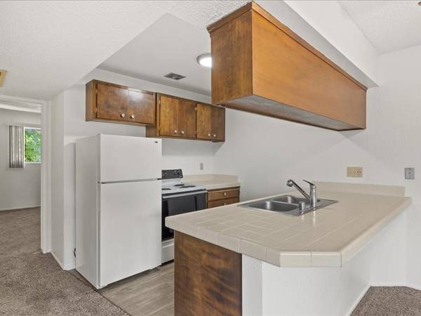 $1,200 / 2br - 2 BD 1 Bath Apartamento, a 3 cuadras de CSUC- ¡Asumir compañero de cuarto ahora! (Chico)63972104729218123