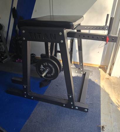 Titan Reverse Hyper Machine 1