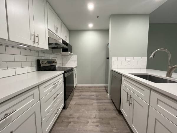 $2,395 / 1br - 900ft2 - Modern Condo Retreat Steps from Portland’s Vibrant Waterfront (Portland)63672601388035123