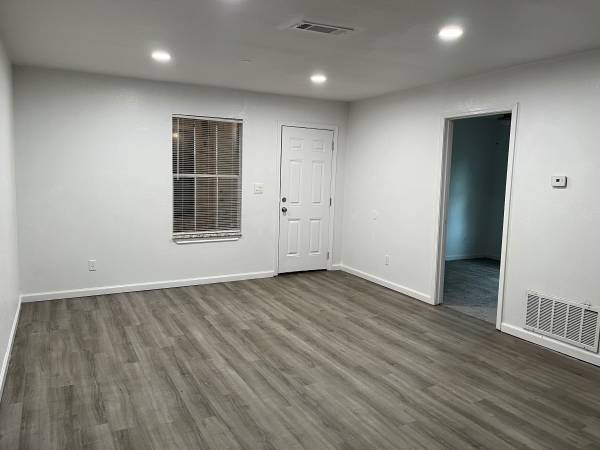 $1,100 / 2br - Apartamento de 2 habitaciones y 1 baño (West Tawakoni Tx)63656599863681120