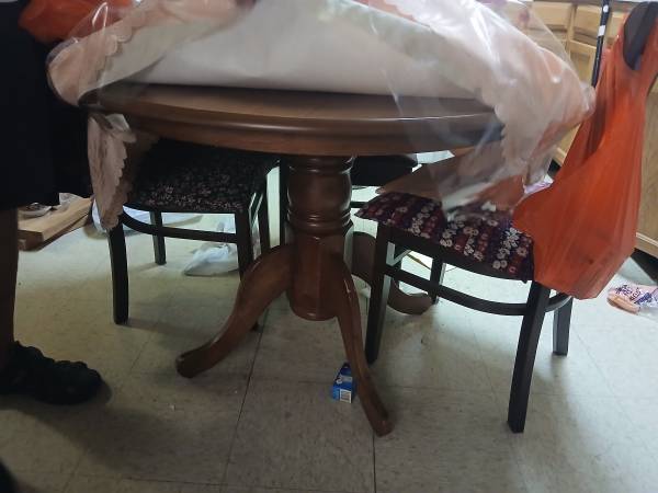 Round dining table like new 1