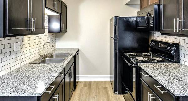 $985 / 1br - 652ft2 - Pet Friendly, Plank Flooring, Patio/Balcony, On-Site Maintenance63976698257026124