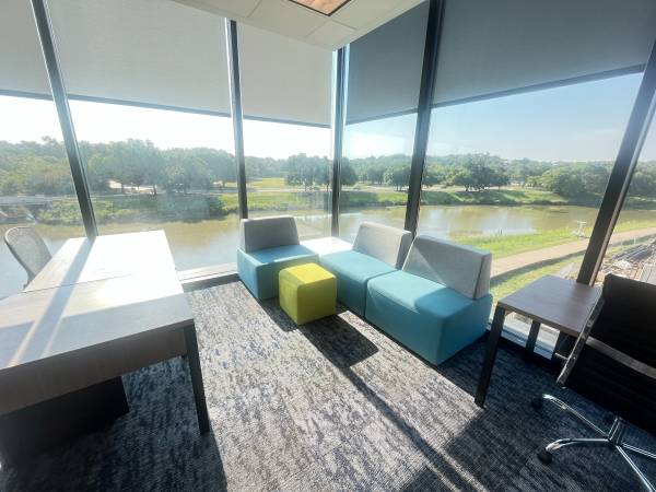 $2,850 / 213ft2 - 15% DE DESCUENTO en Ventanas de Piso a Techo | Vistas al Río Trinity | Espacio de Oficina (1751 River Run Westbend, Suite 200, Fort Worth)63867601964161121