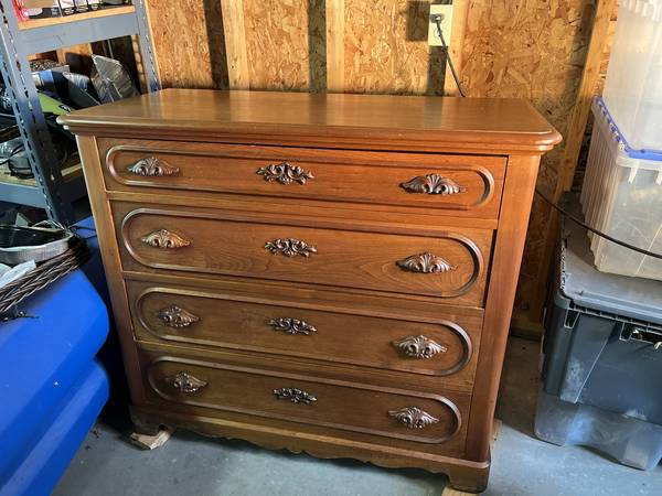 Gorgeous 4-Drawer Victorian walnut dresser - Excellent condition 1