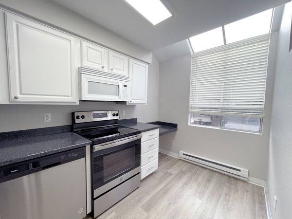 $2,999 / 2br - 1100ft2 - Bellevue 2BR apt, Tons of storage, Two-story Town Home, Modern kitchen (Redmond/Bellevue/Microsoft)63845963719169120