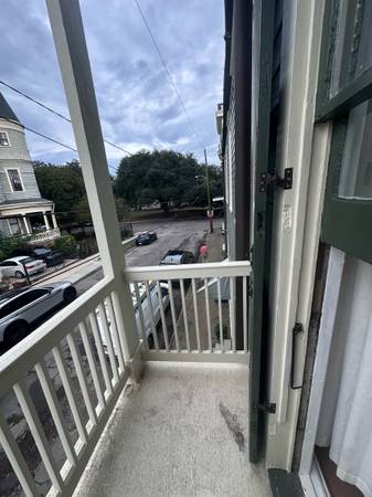 $1,400 / 1br - 640ft2 - Lower Garden, Coliseum Square, apartamento soleado de 1 dormitorio en piso superior con balcón (Nueva Orleans)63881895504769124