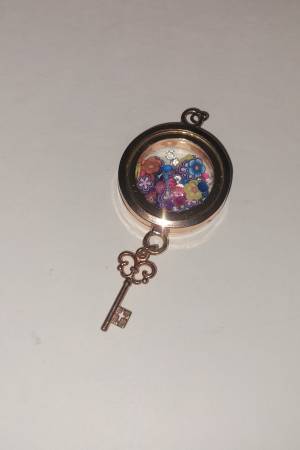 Locket 1