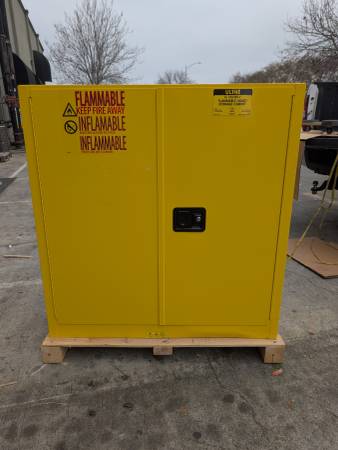30 Gallon Flammable Locking Safety Storage Cabinet : Uline43"x18"x44" 1