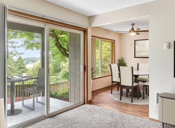 $1,595 / 2br - Access to MAX Line & Other Transportation - Two Bedroom in Milwaukie (Milwaukie Heights)63867270283779122