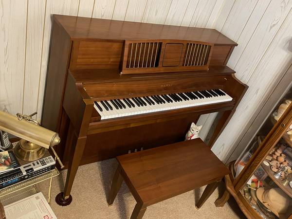 KAWAI UPRIGHT PIANO 1