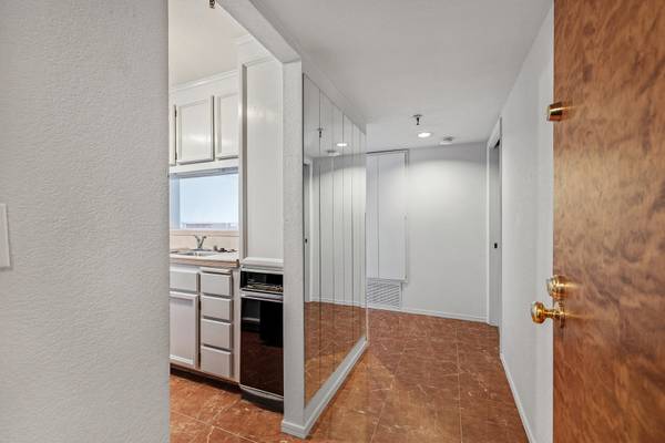 $2,000 / 1br - 708ft2 - Pacific Plaza Condo- Great Location- Gated parking (san leandro)63687440825473122