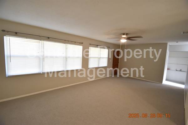 $1,995 / 2br - 925ft2 - 1167 41st St N ~ SFH w/attached garage, large corner lot. (St Pete)63991084933891121