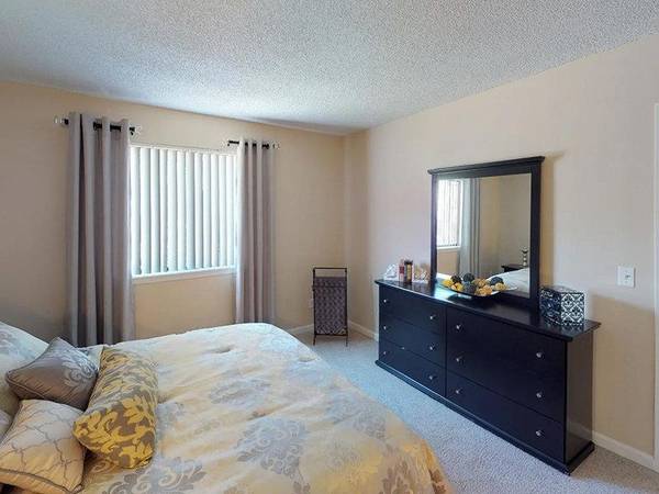 $1.389 / 1br - 644ft2 - Ventilador de techo, pesas libres, cochera, armarios mejorados (Colorado Springs Central por University Park al sur de Ac)63668435038209123